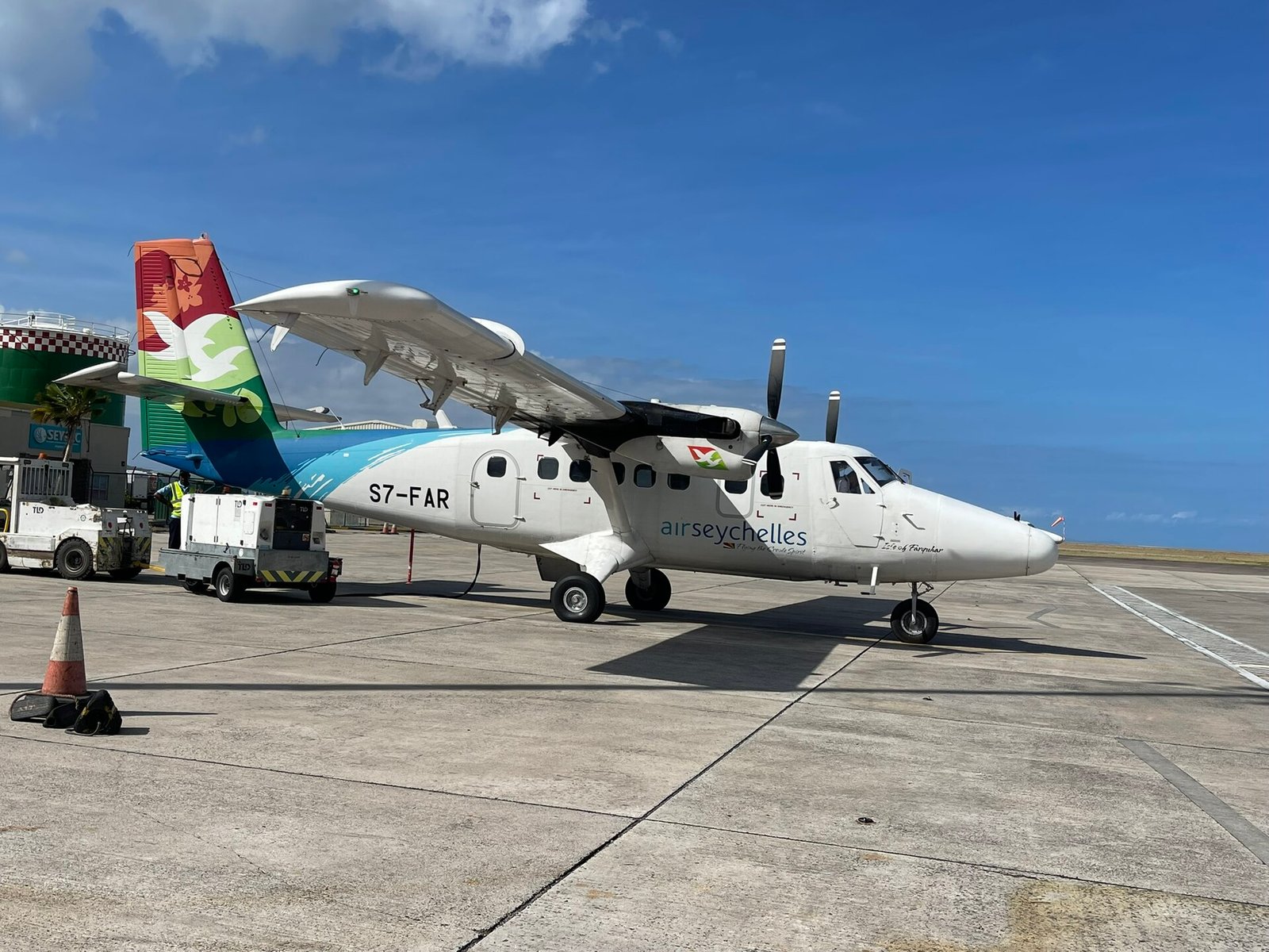 En Air Seychelles DHC-6 Twin Otter med registrering S7-FAR på forpladsen