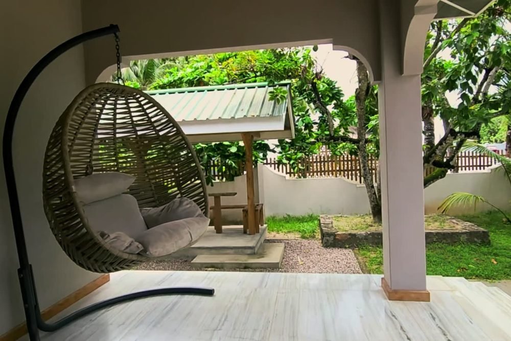 Hængestolen på verandaen ved Avocado-studioet på Alibel Beach Villa