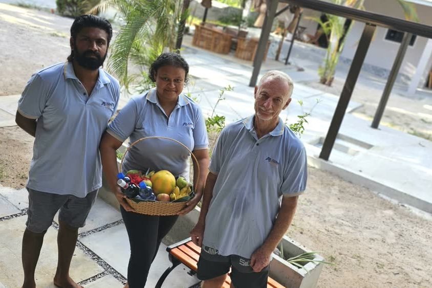 TC, Salifa og William Bell, familien der har bygget og driver Alibel Beach Villa