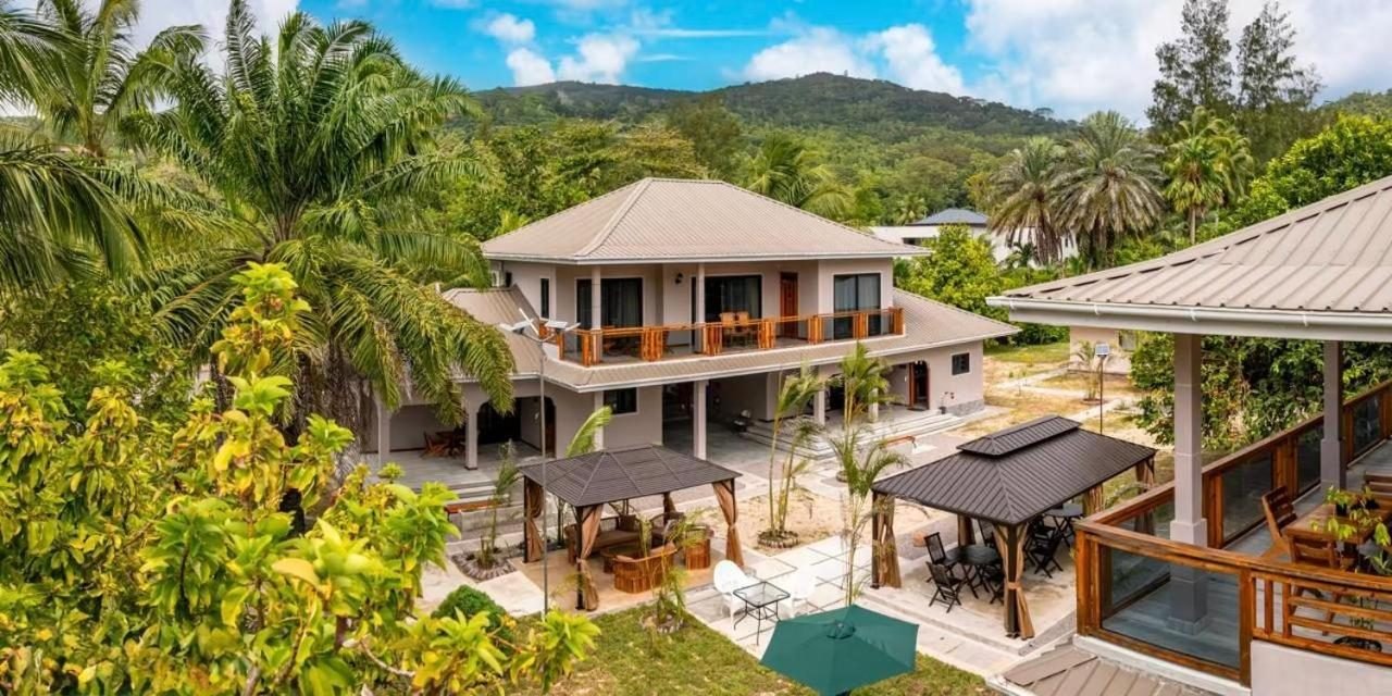 Alibel Beach Villa ved Anse à la Mouche på Mahé med bjerget bag sig