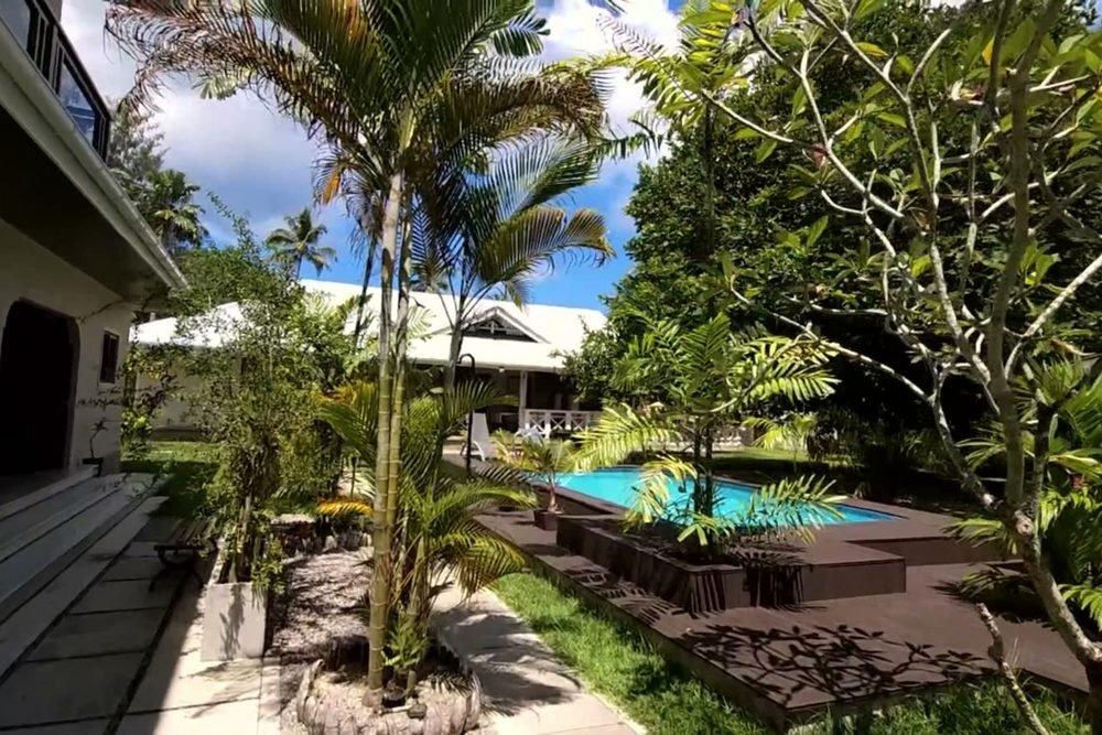 Poolen set fra verandaen ved Orange-studioet på Alibel Beach Villa