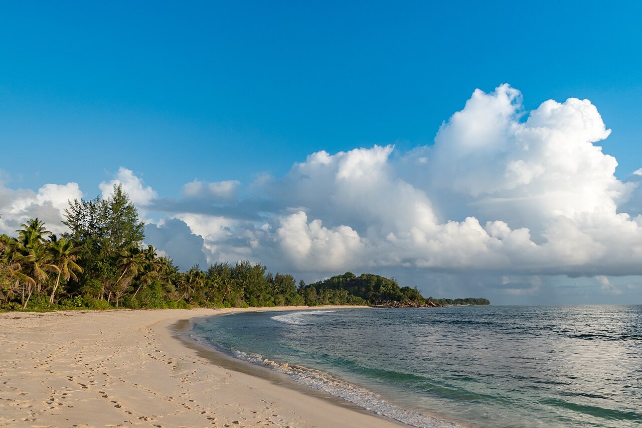 Det lave, klare vand ud for Anse Kerlan på Praslin med revet ude i bugten