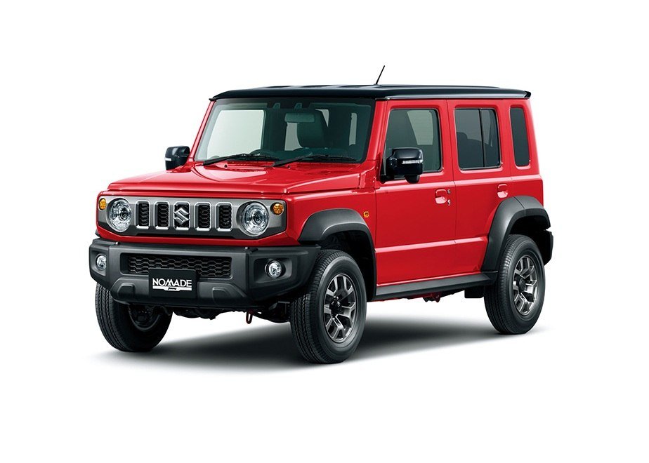 En rød Suzuki Jimny firehjulstrækker set skråt forfra på neutral baggrund