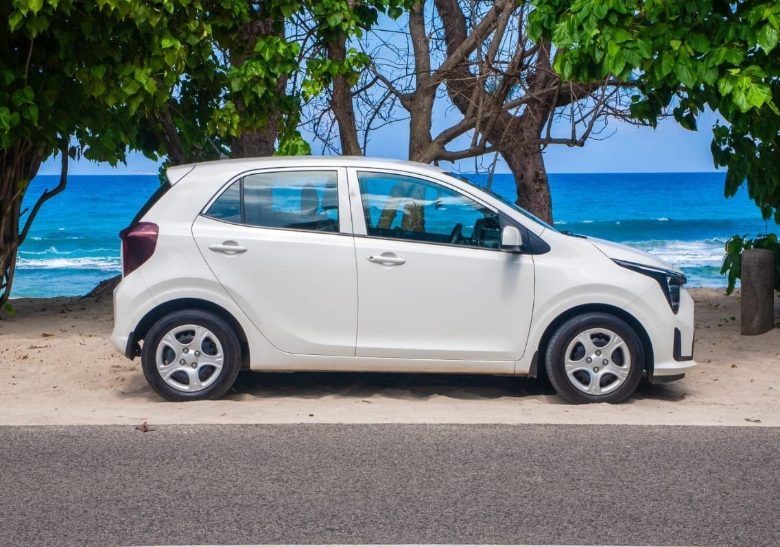 Den hvide Kia Picanto set fra siden ved kystvejen