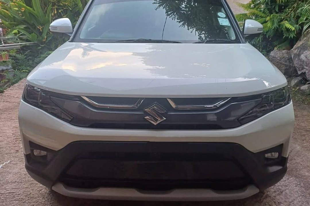 Suzuki Brezza set forfra på en grusvej