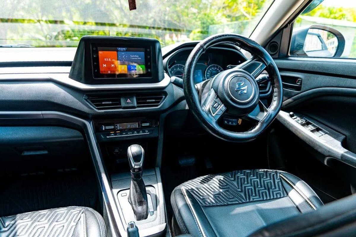 Instrumentbordet i Suzuki Brezza med automatgearvælger, touchskærm og rat i højre side