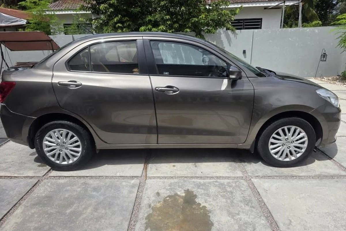 Suzuki Dzire set fra siden