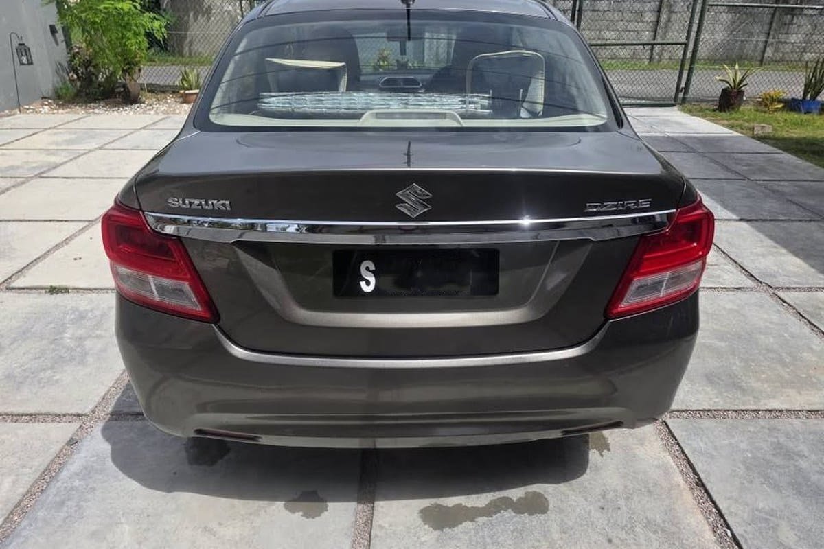 Bagenden af Suzuki Dzire med bagagerumsklappen