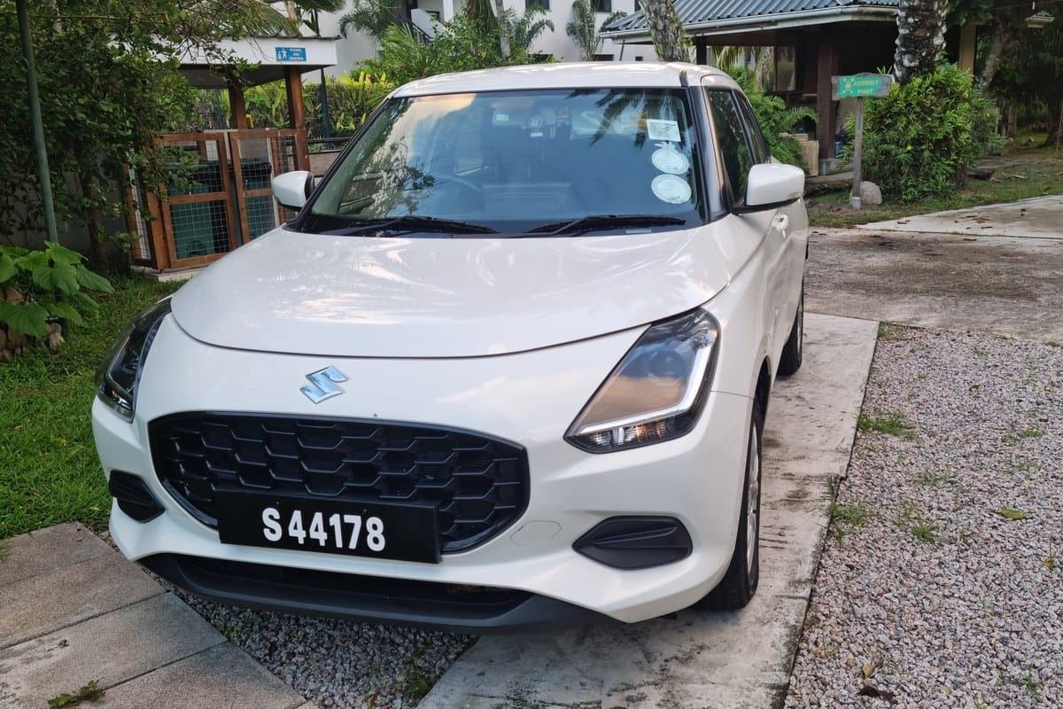 Suzuki Swift set hen over motorhjelmen