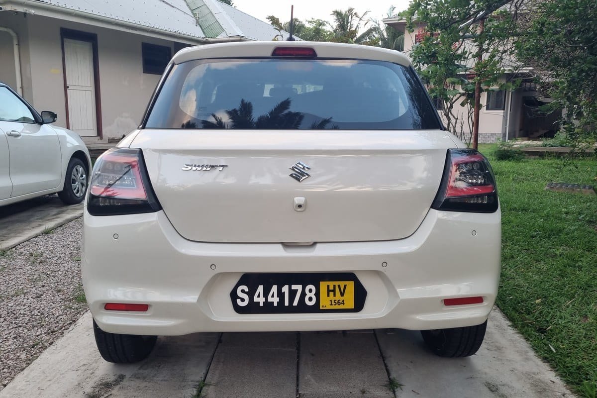 Bagenden af en hvid Suzuki Swift med bagklappen lukket