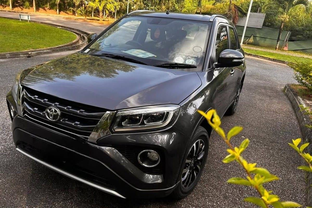 En grå Toyota Urban Cruiser på en indkørsel, set skråt forfra