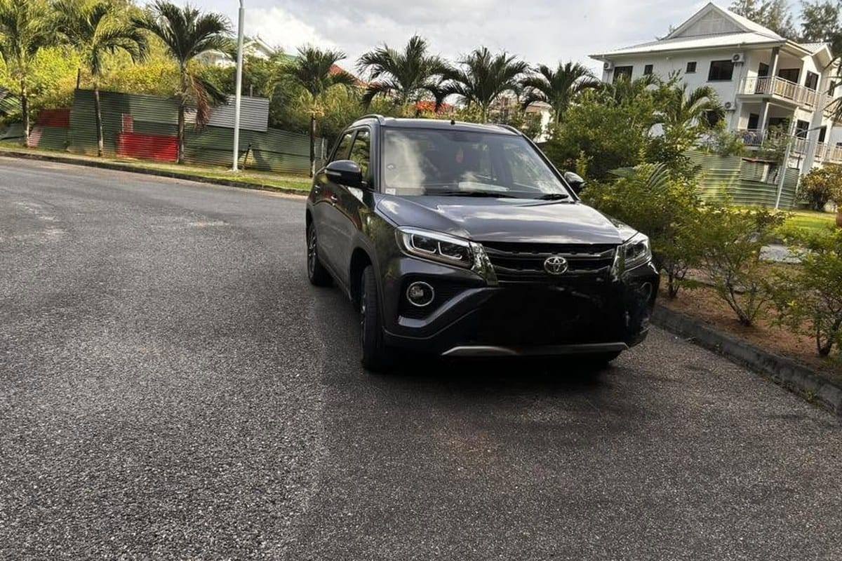 Toyota Urban Cruiser på en villavej på Mahé