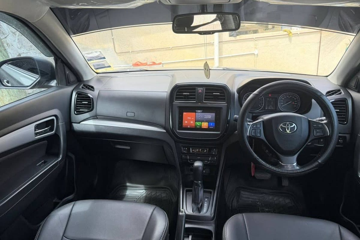 Kabinen i Toyota Urban Cruiser med automatgearvælger, touchskærm og rat i højre side