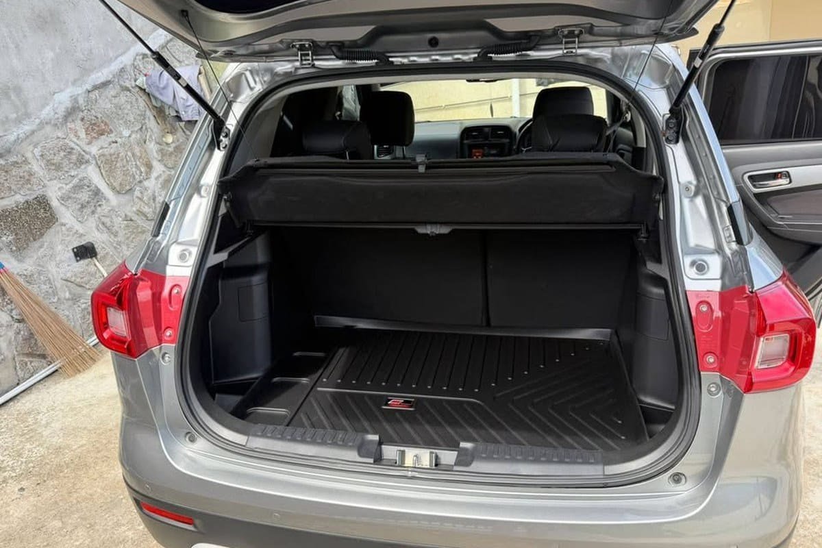 Det åbne bagagerum i Toyota Urban Cruiser med bagagerumsmåtte