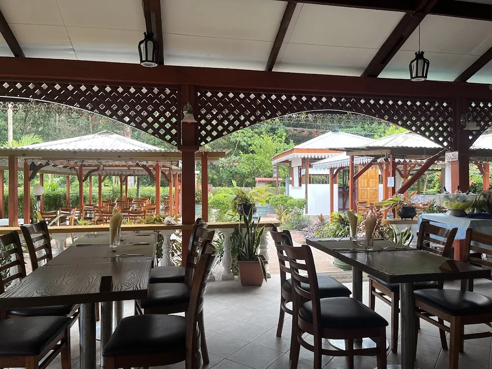Zerof Restaurant i Anse Reunion