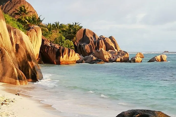 Kystvejen på Mahé med havet på den ene side og bevoksede bjerge på den anden
