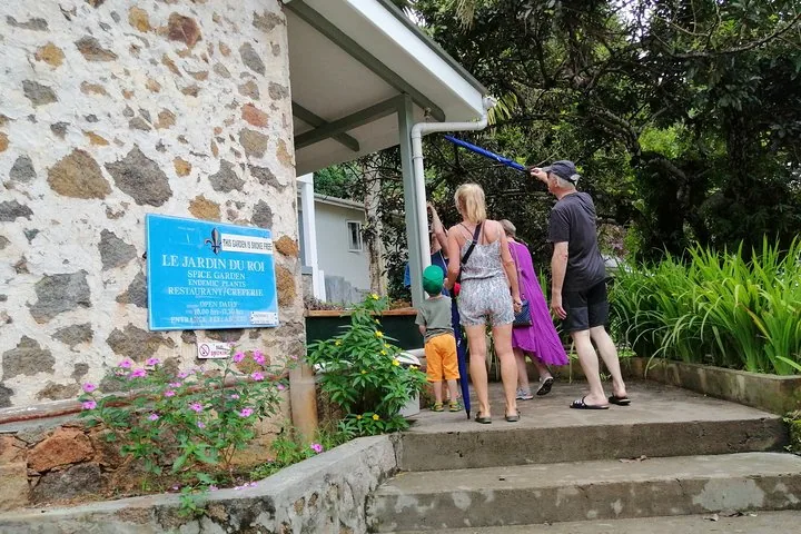 En åben beachbuggy holder på en vej med hav i baggrunden