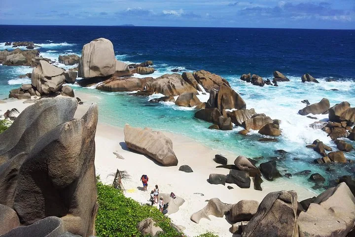 En naturlig bassin mellem store granitklipper ved kysten på La Digue