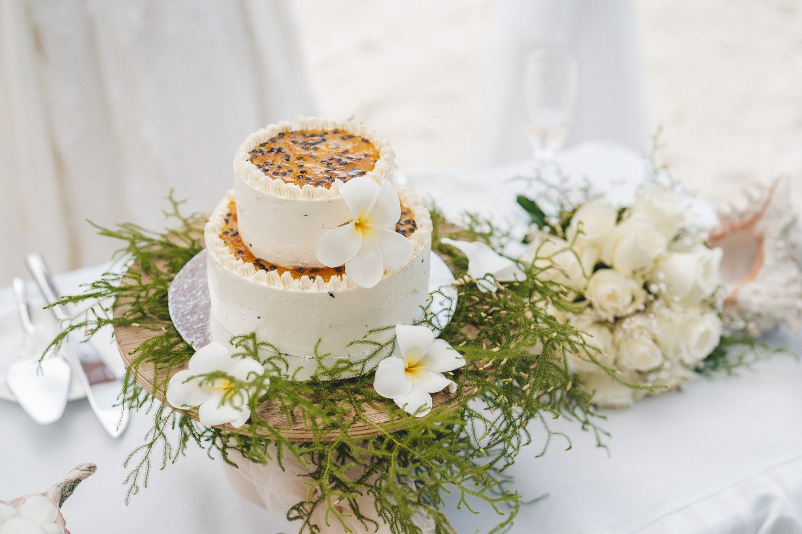 Bryllupskagen pyntet med frangipani