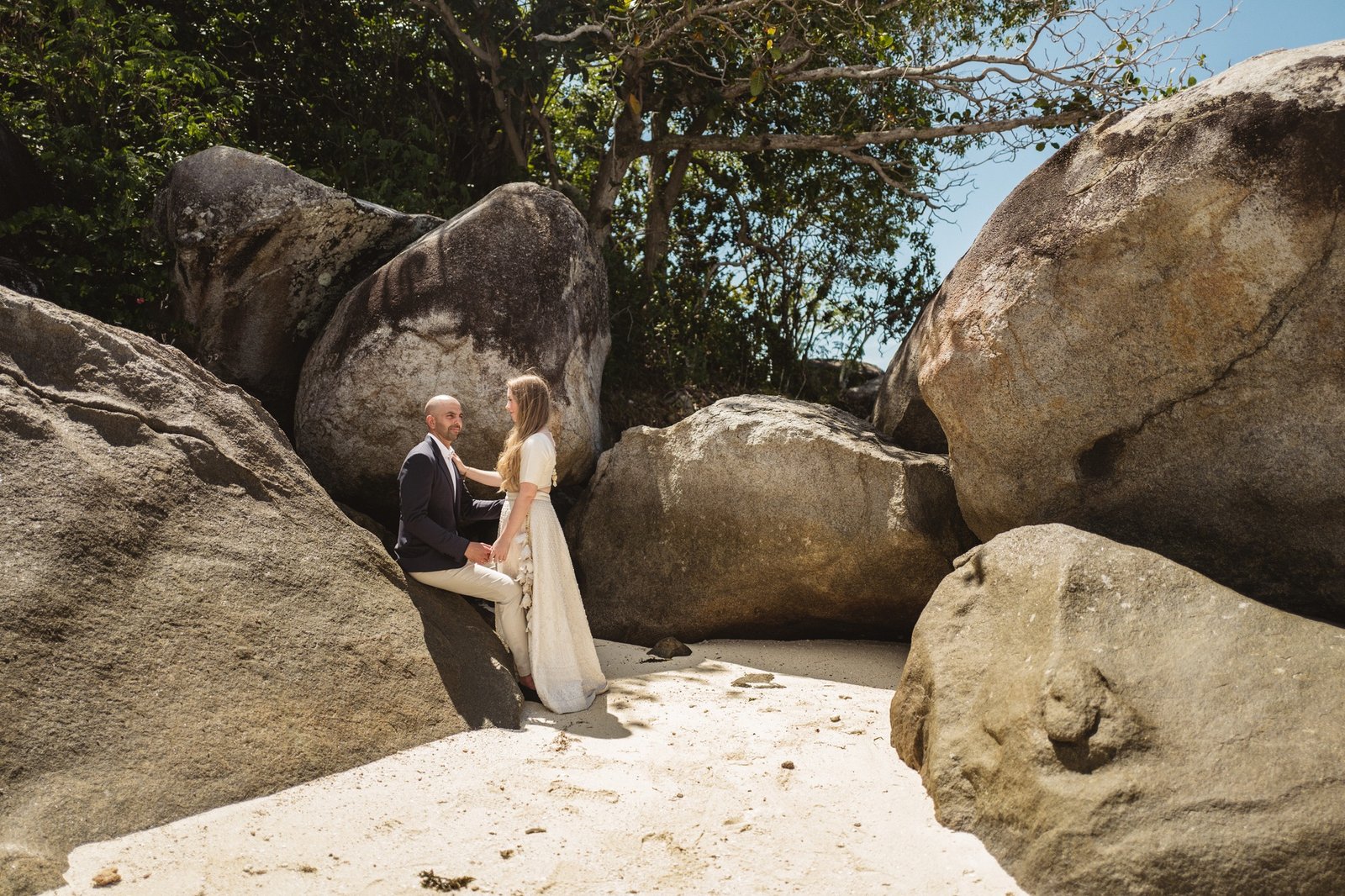 Et par mellem to store granitklipper på La Digue